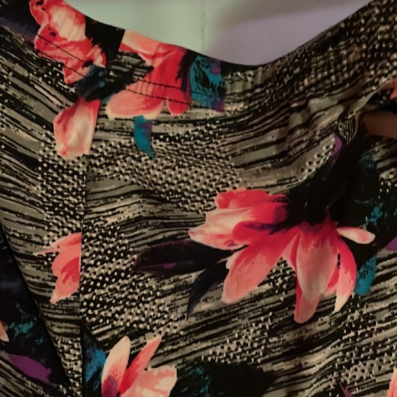 ‼️Free with Purchase‼️ Floral Leggings 🌺💜🦋 - Picture 9 of 13